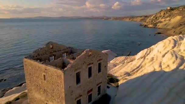 Punta Bianca Sicilien Agrigento, vita klippor kust med abdonned hus i Siclia — Stockvideo