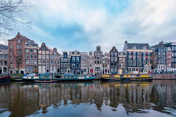 Amsterdam Grachten Niederlande, Amsterdam Holland bei Sonnenuntergang während der Winterzeit in den Niederlanden — Stockfoto