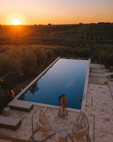 Пара у відпустці на розкішному курорті в Сицилії під час заходу сонця біля безкінечного басейну в Сицилії Італії — стокове фото