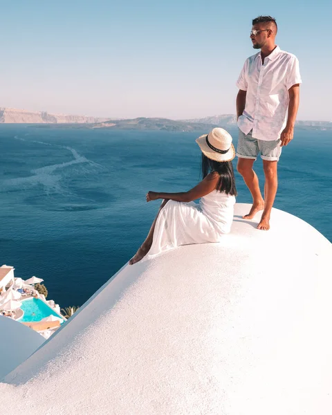 Santorini Island Grecia, pareja de hombres y mujeres de vacaciones en la isla griega de Santorini visitan el pueblo blanco de Oia Santorini — Foto de Stock