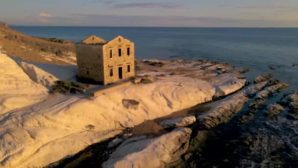 Punta Bianca Sicilien Agrigento, vita klippor kust med abdonned hus i Siclia — Stockvideo