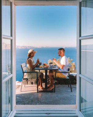 Santorini Adası Yunanistan, Yunanistan 'ın Santorini adasında tatil yapan birkaç erkek ve kadın Oia Santorini adlı beyaz köyü ziyaret etti