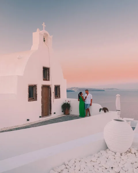 Острів Санторіні Греція, пара чоловіків і жінок у відпустці на грецькому острові Санторіні відвідують біле село Оя Санторіні. — стокове фото