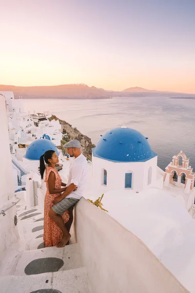 Santorini Island Greece, couple men and woman on vacation at the Greek Island of Santorini visit the white village of Oia Santorini — Stock Photo, Image