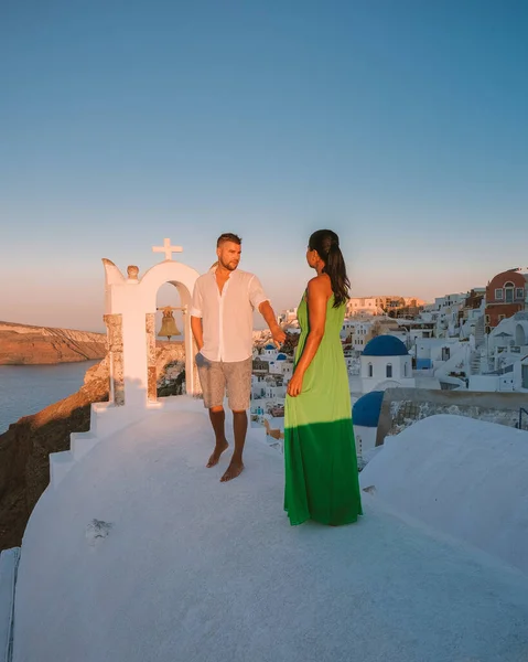 Острів Санторіні Греція, пара чоловіків і жінок у відпустці на грецькому острові Санторіні відвідують біле село Оя Санторіні. — стокове фото