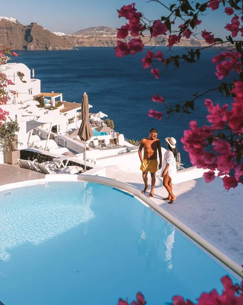 Santorini Eiland Griekenland, enkele mannen en vrouwen op vakantie op het Griekse eiland Santorini bezoek het witte dorp Oia Santorini — Stockfoto