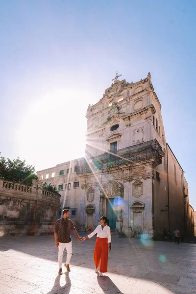 Syracause Sicilia Italia, pareja de hombres y mujeres en viaje por la ciudad en Syracusa Sicilia — Foto de Stock