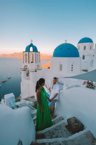 Santorini Island Grecia, pareja de hombres y mujeres de vacaciones en la isla griega de Santorini visitan el pueblo blanco de Oia Santorini — Foto de Stock