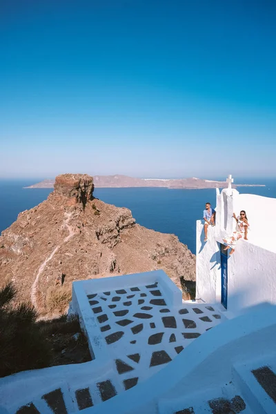 Santorini Island Grecia, pareja de hombres y mujeres de vacaciones en la isla griega de Santorini visitan el pueblo blanco de Oia Santorini — Foto de Stock