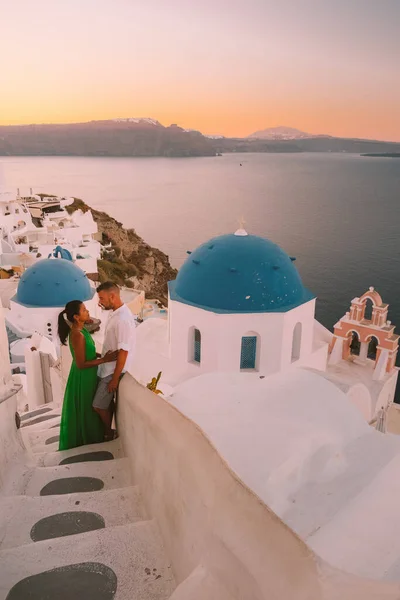 Santorini Island Grekland, två män och kvinnor på semester på den grekiska ön Santorini besöka den vita byn Oia Santorini — Stockfoto