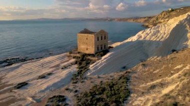 Punta Bianca Sicilya Agrigento, Sicilya 'da terk edilmiş evi olan beyaz uçurum kıyıları.