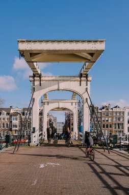 Amsterdam Hollanda Aralık 2020, Hollanda 'da kış boyunca insanlar köprüden geçiyorlar.