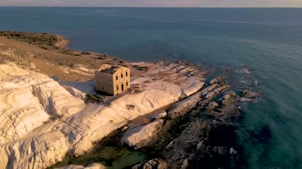 Punta Bianca Sicily Agrigento, λευκά βράχια ακτή με abdonned σπίτι στη Σικελία — Αρχείο Βίντεο