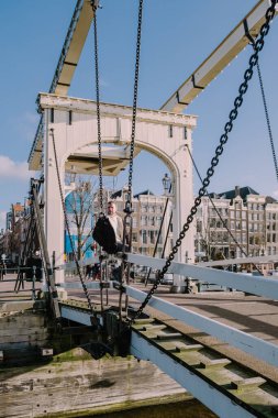 Magere brug Amsterdam Hollanda, Amsterdam Hollanda şehir gezisi çift