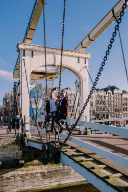 Magere brug Amsterdam Hollanda, Amsterdam Hollanda şehir gezisi çift