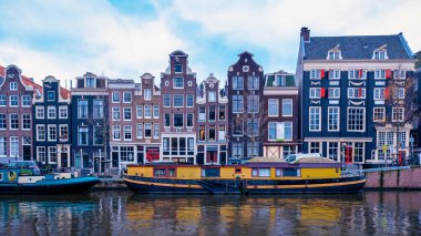Amsterdam Hollanda, Hollanda 'da kışın akşam saatlerinde Hollanda Amsterdam' da ışıklı kanallar