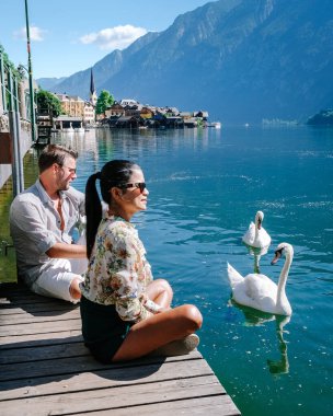 Hallstatt Hallstadt şehrinin mavi gökyüzü ile yansıyan görüntüsü, Avusturya