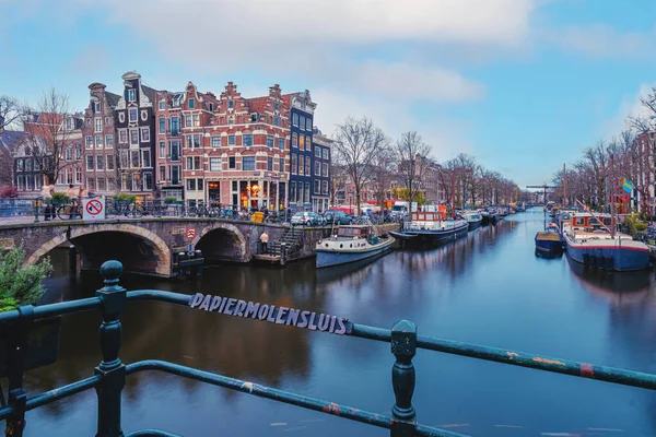 Amsterdam grachten Nederland, Amsterdam Nederland tijdens zonsondergang 's avonds in de winter in Nederland — Stockfoto