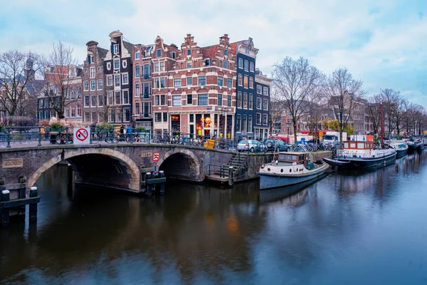 Amsterdam Grachten Niederlande, Amsterdam Holland bei Sonnenuntergang während der Winterzeit in den Niederlanden — Stockfoto