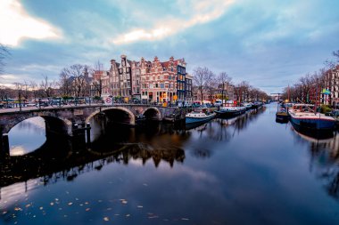 Amsterdam Hollanda, Hollanda 'da kışın akşam saatlerinde Hollanda Amsterdam' da ışıklı kanallar