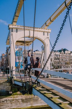 Magere brug Amsterdam Hollanda, Amsterdam Hollanda şehir gezisi çift