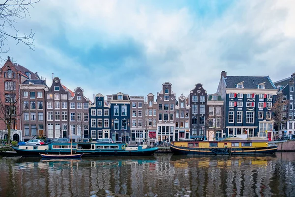 Amsterdam Grachten Niederlande, Amsterdam Holland bei Sonnenuntergang während der Winterzeit in den Niederlanden — Stockfoto