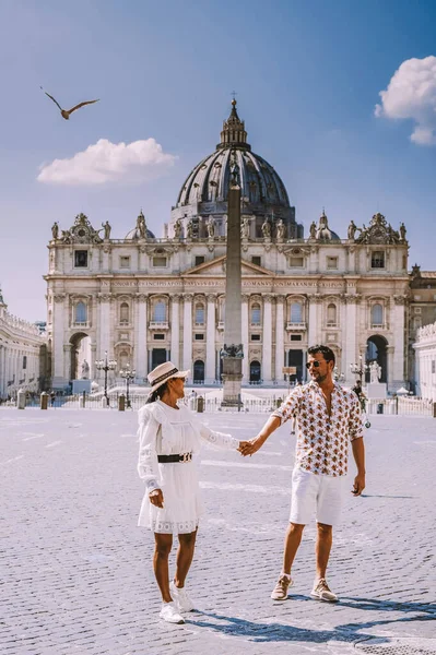 一对中年夫妇在意大利罗马的城市旅行 — 图库照片