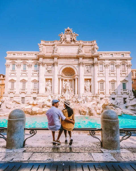 Unga par medelåldern på en stadsresa i Rom Italien — Stockfoto