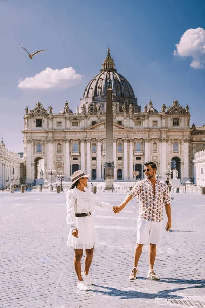 Jovem casal meia idade em uma viagem de cidade em Roma Itália — Fotografia de Stock