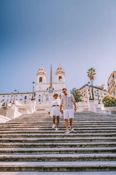 Pareja joven de mediana edad en un viaje por la ciudad en Roma Italia — Foto de Stock