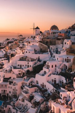 Yunan Adası 'nda gün batımında Santorini Oia