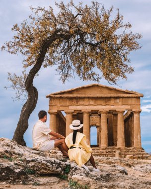 İtalyan Adası 'nda tatil yaparken eski tapınağı izleyen çift Sicilya tapınaklardaki Agrigento vadisini ziyaret ediyor.