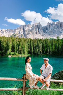 İtalyan Dolomitleri 'ni ziyaret eden orta yaşlı çift Lago Di Carezza