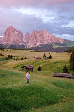 İtalyan Dolomitlerini ziyaret eden orta yaşlı çift Alpe di Susi, Seiser Sadaka