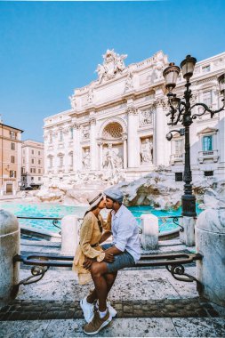 Genç bir çift Roma 'ya şehir gezisine gitti İtalya' ya.