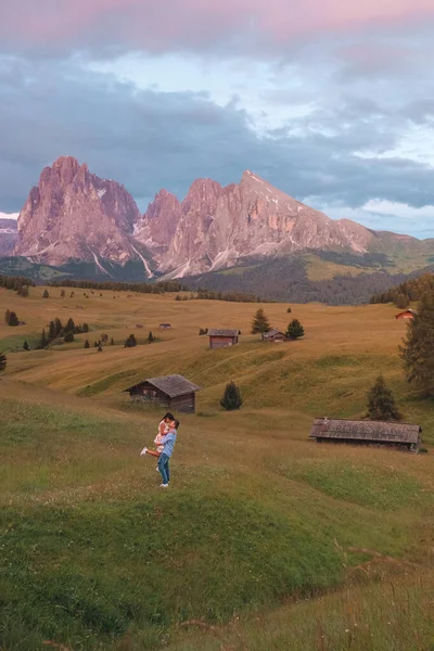İtalyan Dolomitlerini ziyaret eden orta yaşlı çift Alpe di Susi, Seiser Sadaka