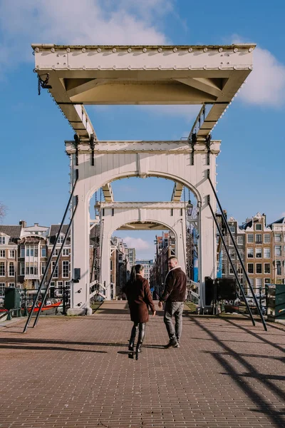 Para mężczyzn i kobiet na wycieczce po Amsterdamie historyczne centrum Amsterdam Holandia — Zdjęcie stockowe