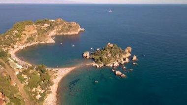 Taormina Sicilya Bella plajı gökyüzü manzaralı Taormina Sicilya 'nın Sicilya sahili ve adası boyunca uzanır.