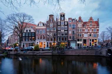 Amsterdam Hollanda, Hollanda 'da kışın akşam saatlerinde Hollanda Amsterdam' da ışıklı kanallar