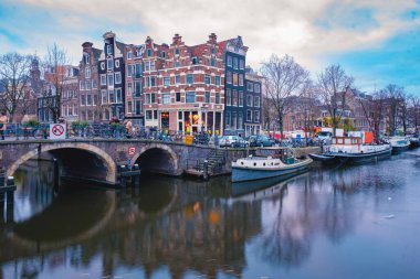 Amsterdam Hollanda, Hollanda 'da kışın akşam saatlerinde Hollanda Amsterdam' da ışıklı kanallar