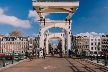 Amsterdam Hollanda Aralık 2020, Hollanda 'da kış boyunca insanlar köprüden geçiyorlar.