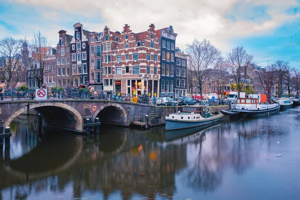 Amsterdam Nederland, grachten met lichtinval 's avonds in december tijdens de winter in Nederland Amsterdam stad — Stockfoto