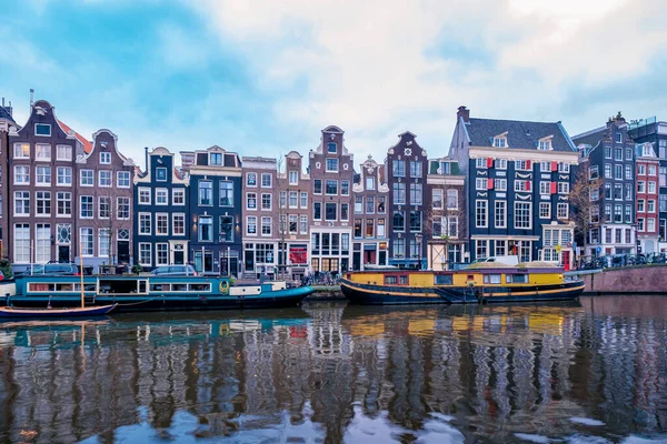 Amsterdam Niederlande, Kanäle mit Lichtern am Abend im Dezember während der Winterzeit in der niederländischen Stadt Amsterdam — Stockfoto