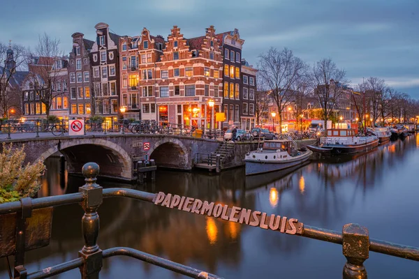 Amsterdam Niederlande, Kanäle mit Lichtern am Abend im Dezember während der Winterzeit in der niederländischen Stadt Amsterdam — Stockfoto