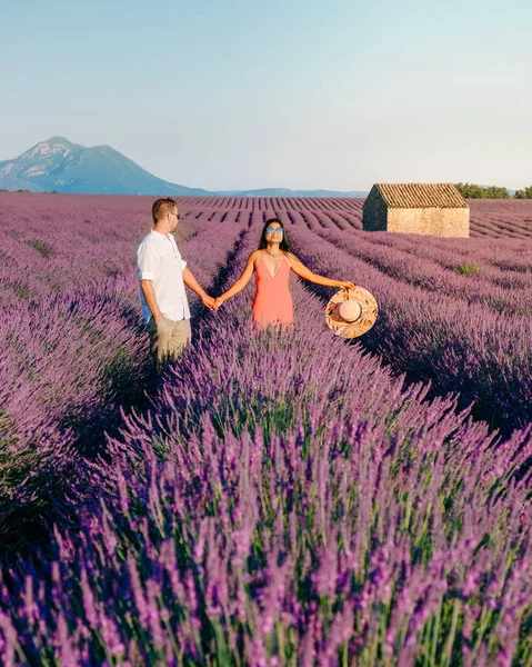 Paar mittleren Alters im Urlaub in der Provence beim Besuch der blühenden Lavendelfelder in Frankreich — Stockfoto