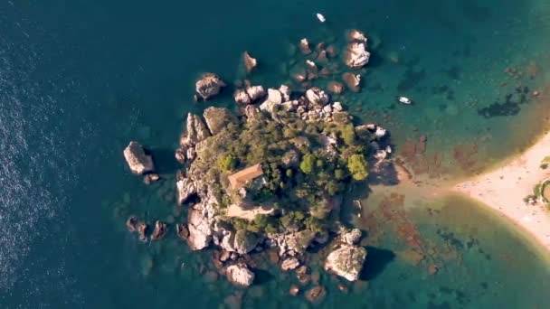 Taormina Sicílie Isola Bella pláž z oblohy letecký pohled voer ostrov a pláž Taormina Sicílie Itálie — Stock video