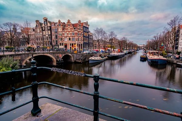 Amsterdam grachten Nederland, Amsterdam Nederland tijdens zonsondergang 's avonds in de winter in Nederland — Stockfoto