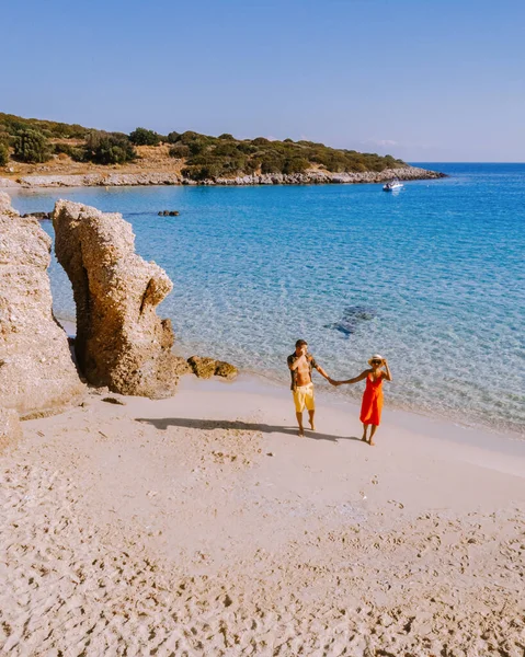 Paar mannen en vrouwen van middelbare leeftijd op vakantie op het Griekse eiland Kreta — Stockfoto