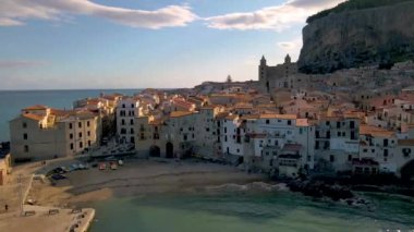 Cefalu Sicilya İtalya, Palermo yakınlarındaki samimi renkli köy Sicilya kıyılarından İtalya 