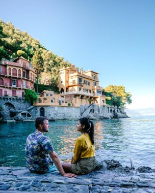 İtalyan nehir kıyısında tatilde olan çift Portofino İtalya 'da.